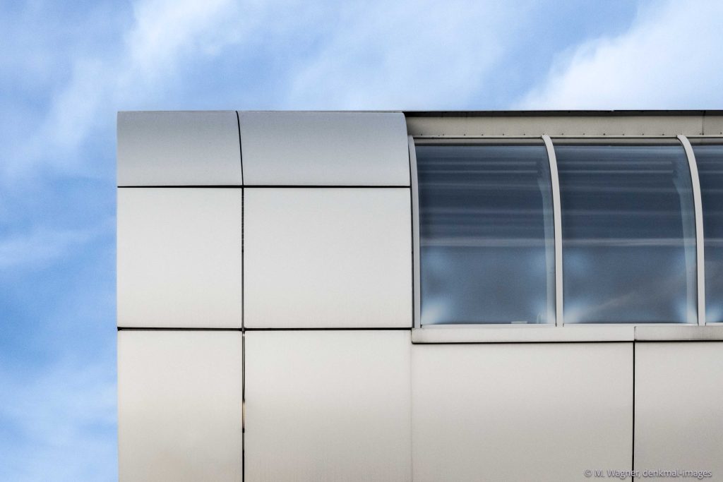 Detail der Fassade Hotel Kameha Grand mit silbernen Platten und Fenstern vor blauem Himmel, Architekturfotografie